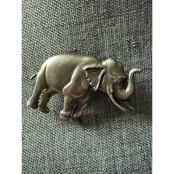 Vintage Elephant Brooch Pewter Tone Art To Wear Whimsy Career Scarf Lapel Pin - Picture 4 of 4
